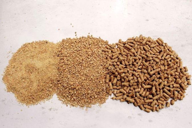 Poultry Feed for Country Chicken, Broilers, and Layers